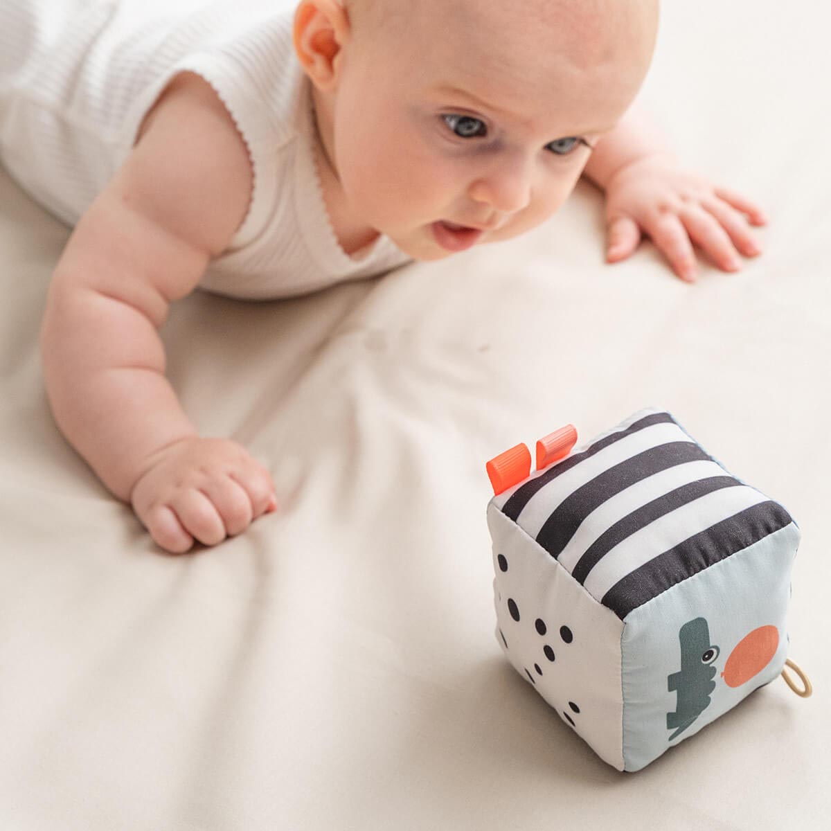 Contrast Baby Cube - Happy Clouds
