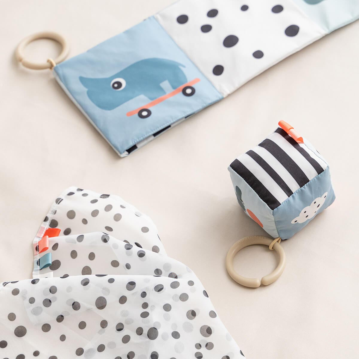 Contrast Baby Cube - Happy Clouds