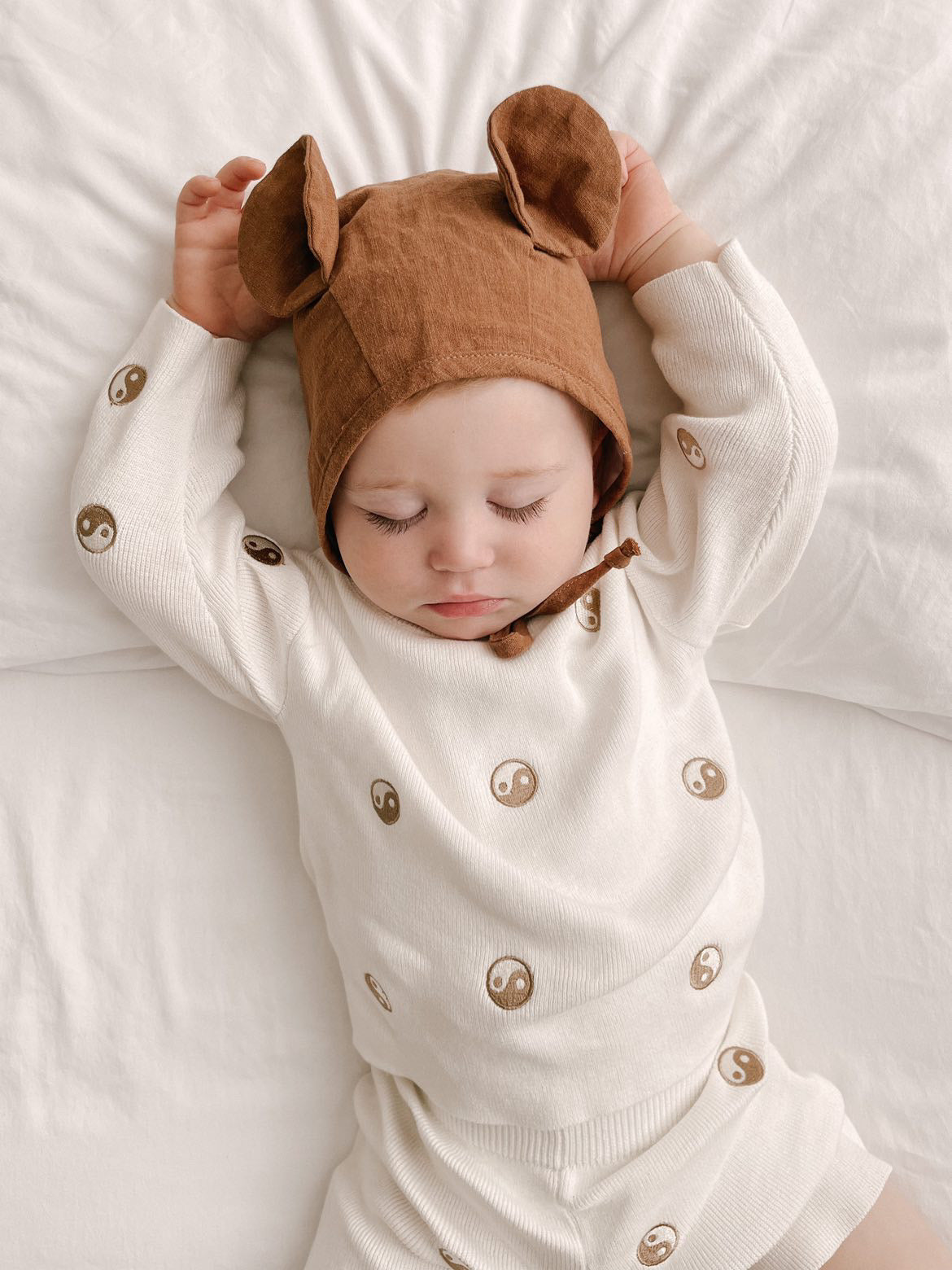 Knit Pullover and Shorts Set - Yin Yang Embroidery